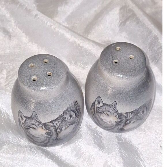 Native Gray Wolves Salt & Pepper Shakers Ceramic Pottery Kitchen Utensil - Picture 4 of 13